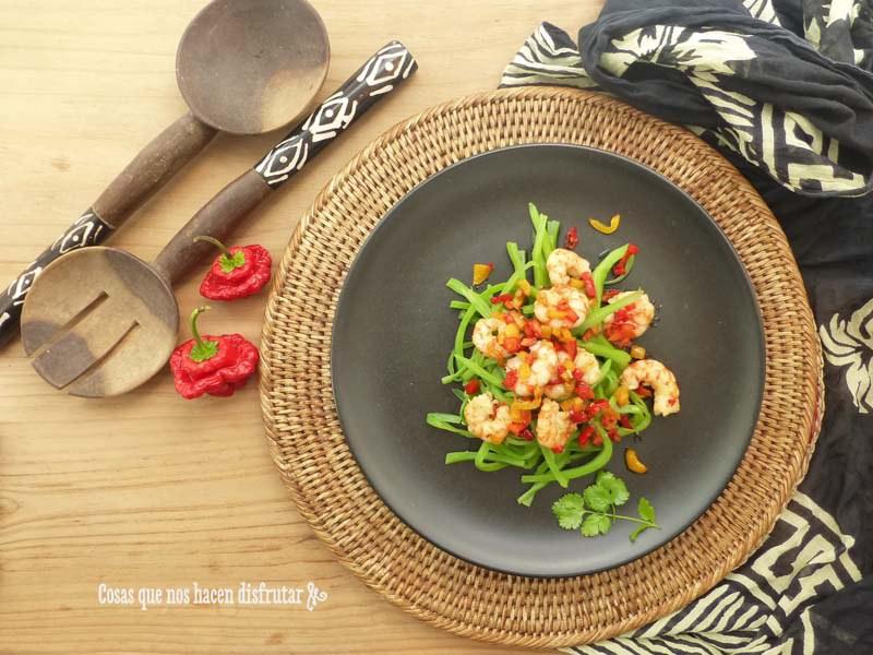 Ensalada camerunesa de juliana de judías verdes y langostinos