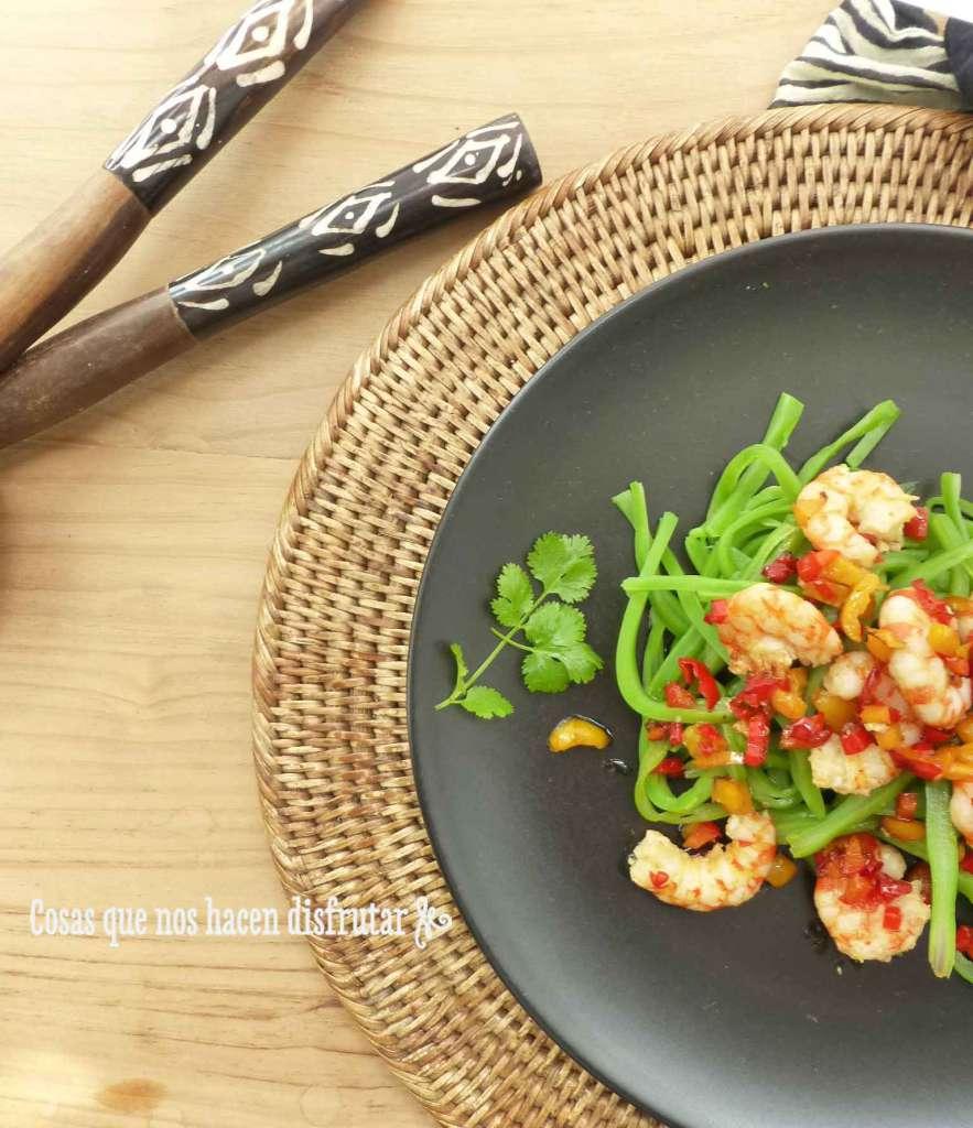 Ensalada camerunesa de juliana de judías verdes y langostinos