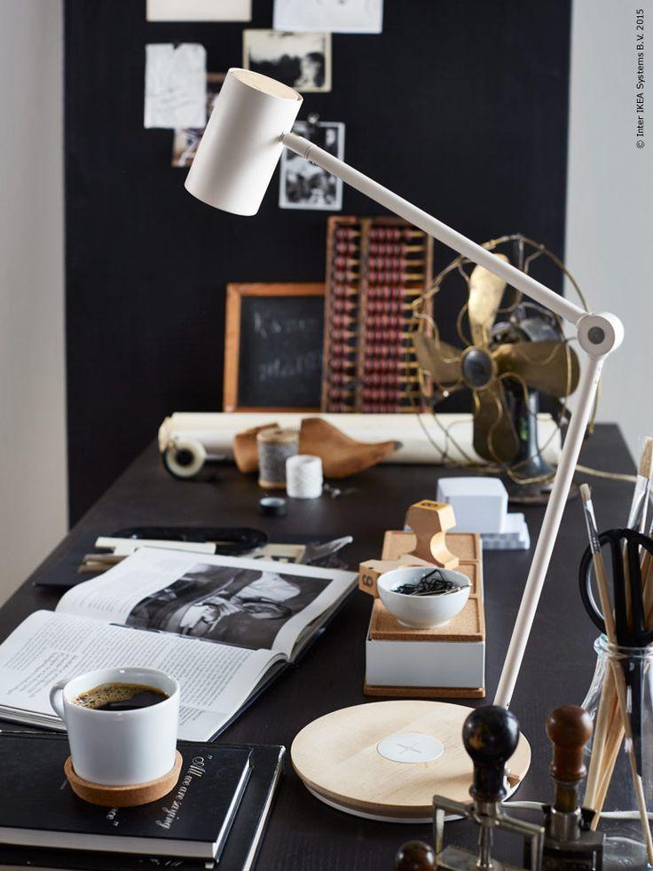 Muebles para cargar la batería del móvil. Lámpara