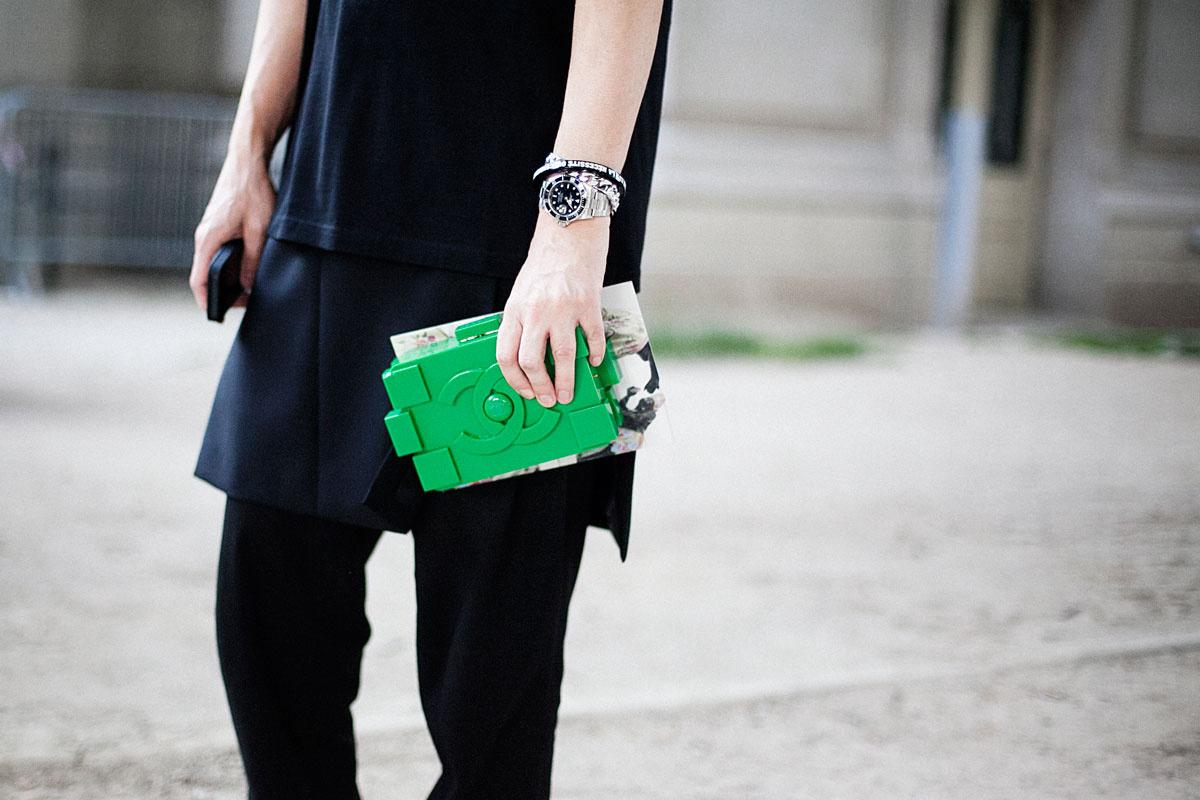 Cartera de mano rígida con logo de Chanel/ Imagen: Vogue