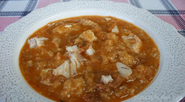 Sopa de ajo y pescado