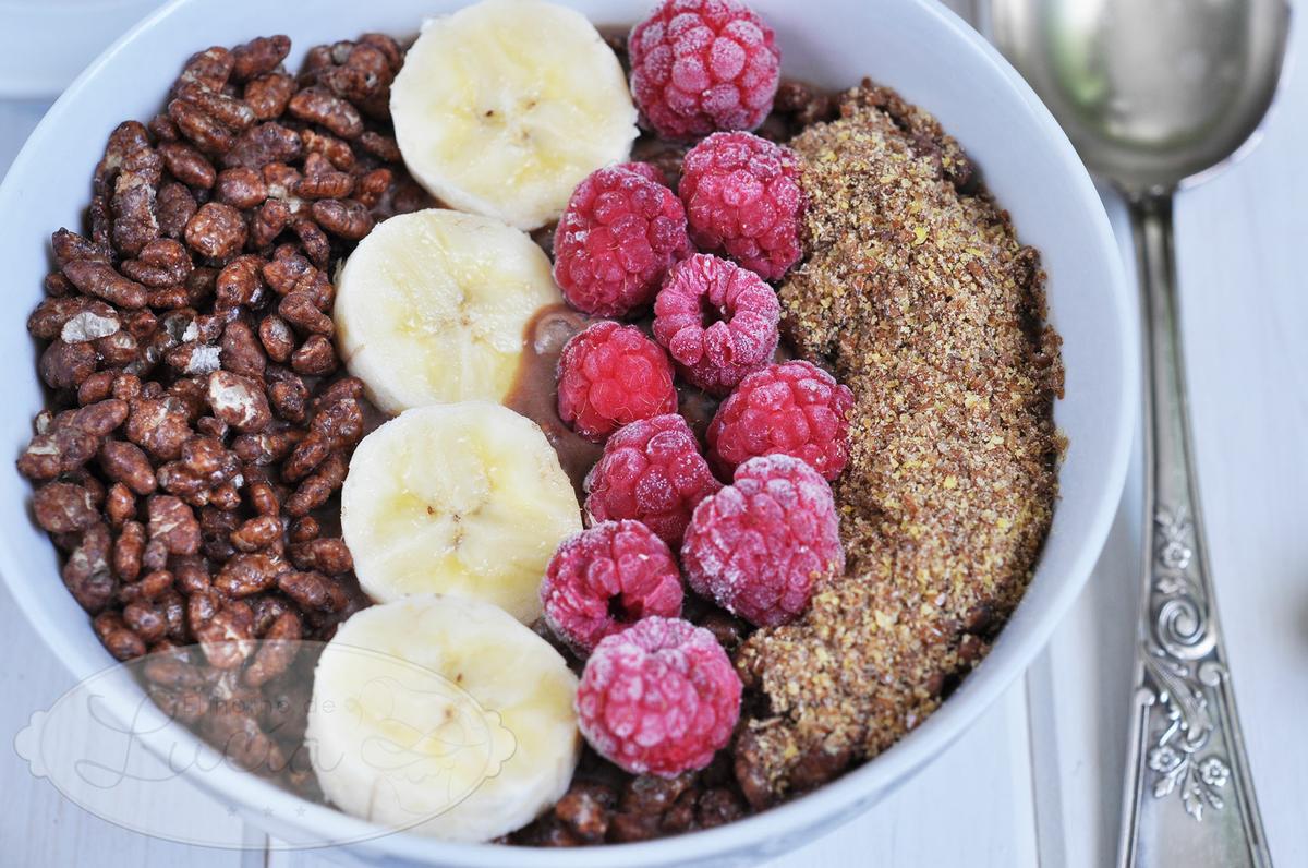 cereales lino fruta y leche de almendras