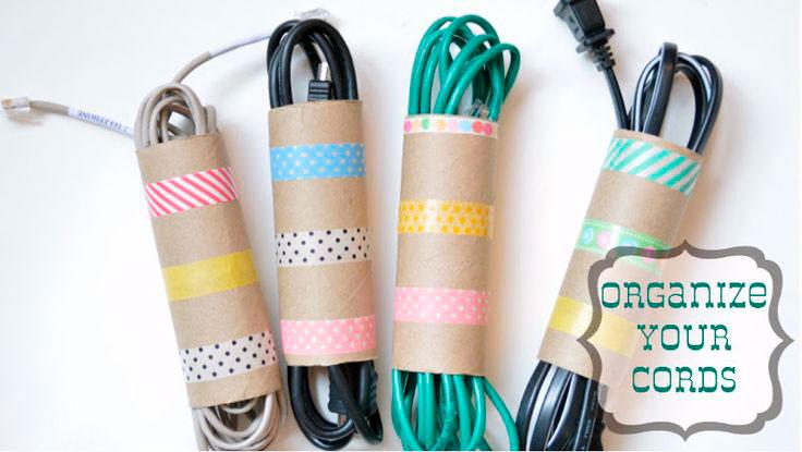 Organiza tus cables con rollos de carton | Reciclar | DIY | Via www.sweethings.net