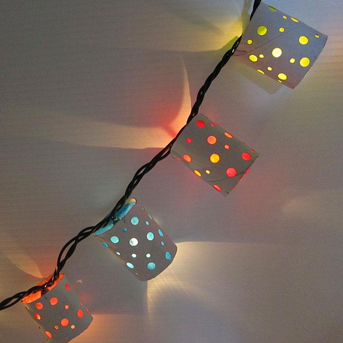 Luces de navidad con rollos de carton | Reciclar | DIY | Via www.sweethings.net