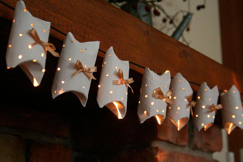 Guirnalda con luces y rollos de carton | Reciclar | DIY | Via www.sweethings.net