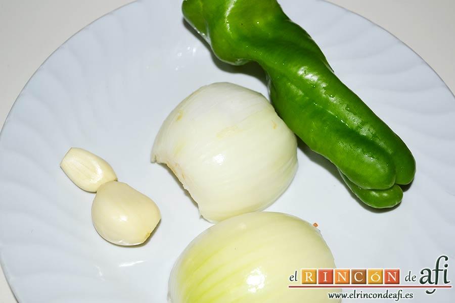 Bonito listado con tomate, pelar los dientes de ajo, la cebolla y quitarle las semillas al pimiento