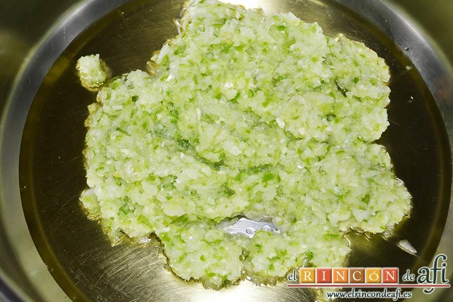 Bonito listado con tomate, triturar y pochar con un poco de aceite de oliva