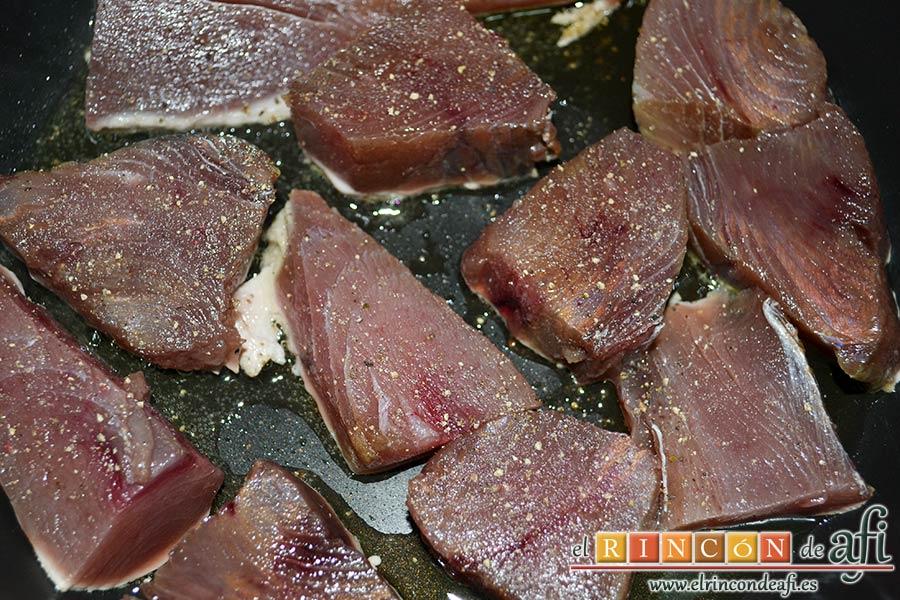 Bonito listado con tomate, trocear el bonito, salpimentar y dorar