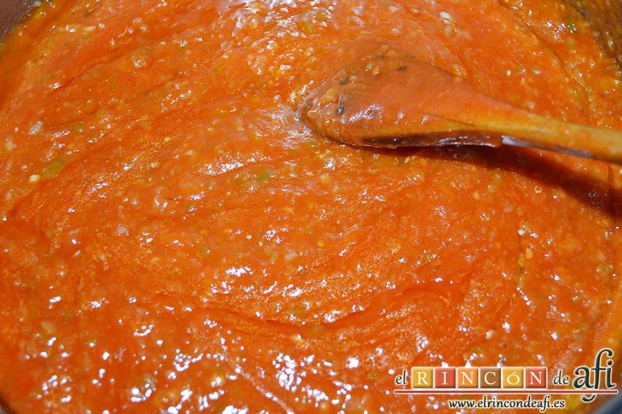 Bonito listado con tomate, añadir el tomate a las verduras pochadas