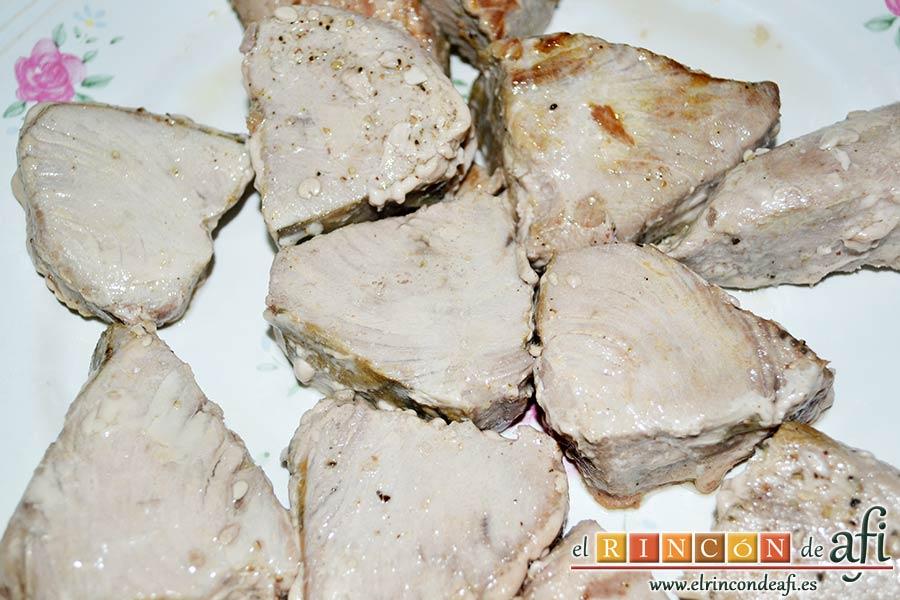 Bonito listado con tomate, reservar el bonito ya dorado