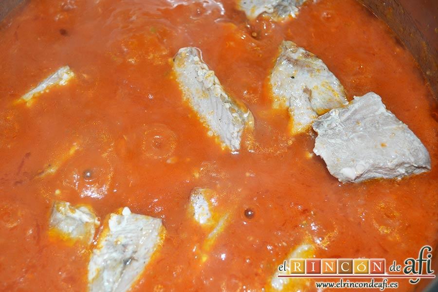 Bonito listado con tomate, cuando la salsa haya hervido añadir el bonito y bajar el fuego