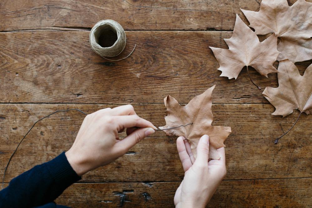 Cómo crear una corona de hojas secas - Decoración de eventos en All Lovely Party