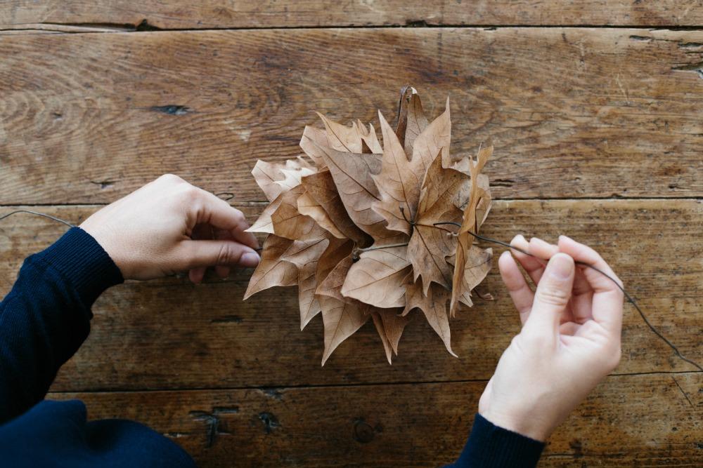 Cómo crear una corona de hojas secas - Decoración de eventos en All Lovely Party