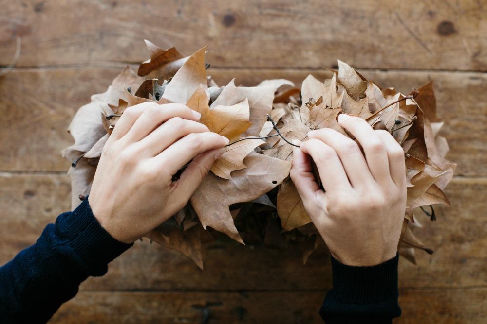 Cómo crear una corona de hojas secas - Decoración de eventos en All Lovely Party
