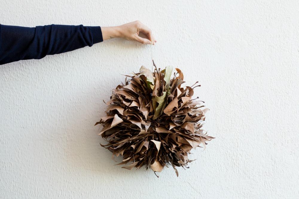 Cómo crear una corona de hojas secas - Decoración de eventos en All Lovely Party