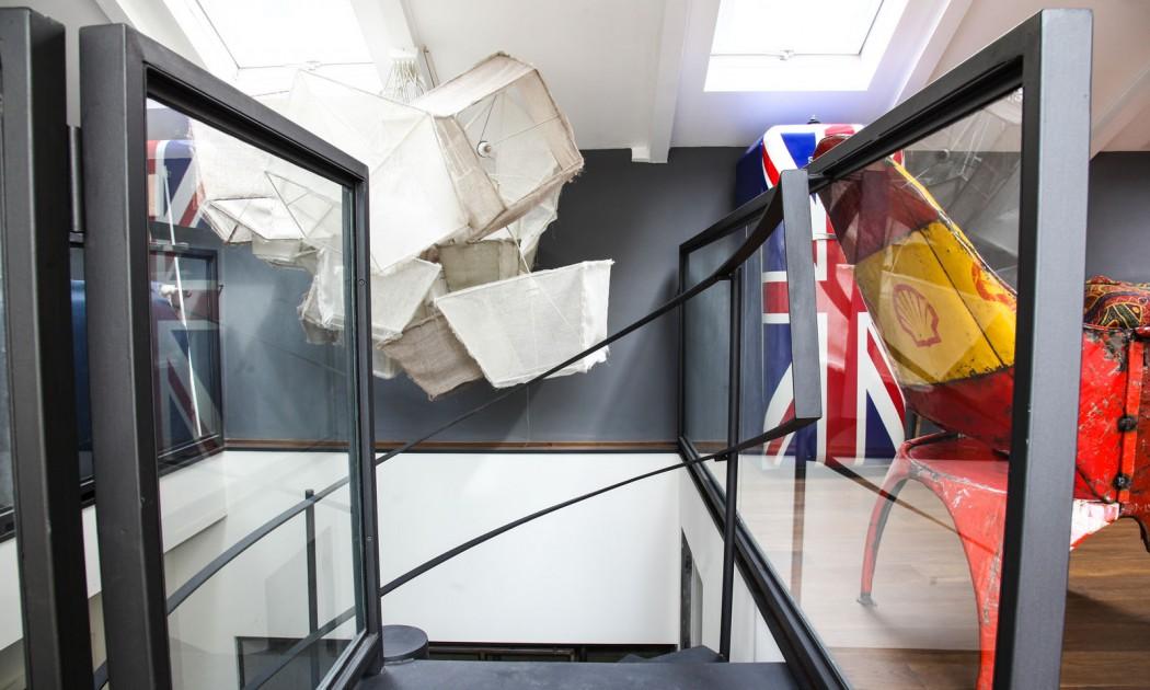 11 escalera con muchas lámparas decoratualma