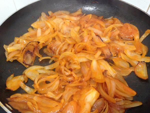 Sepia con cebolla y tomate