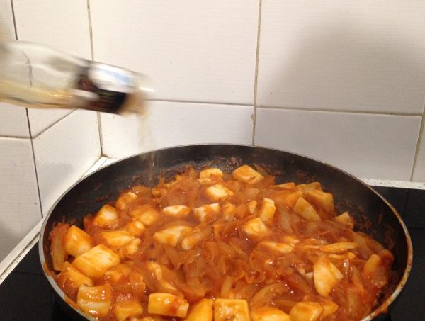 Sepia con cebolla y tomate