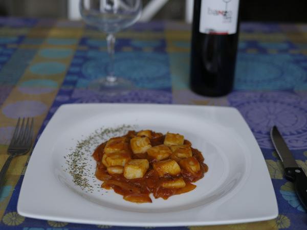 Sepia con cebolla y tomate