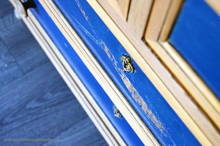 cajones pintados de azul 
