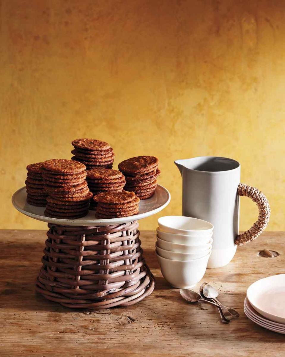 cesta mimbre en la mesa