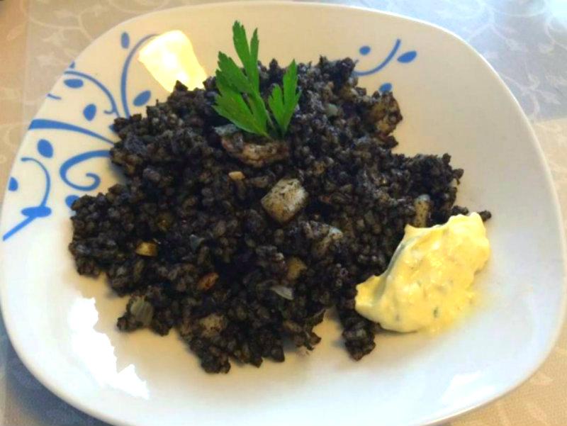 arroz negro con sepia y gambas servido