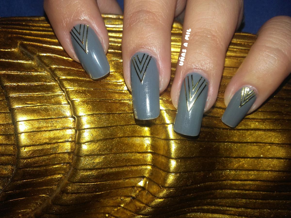 diseño_uñas_nail_art_gris_dorado_piramidal_egipcio_egipto_pegatinas_born_pretty_store_colaboración