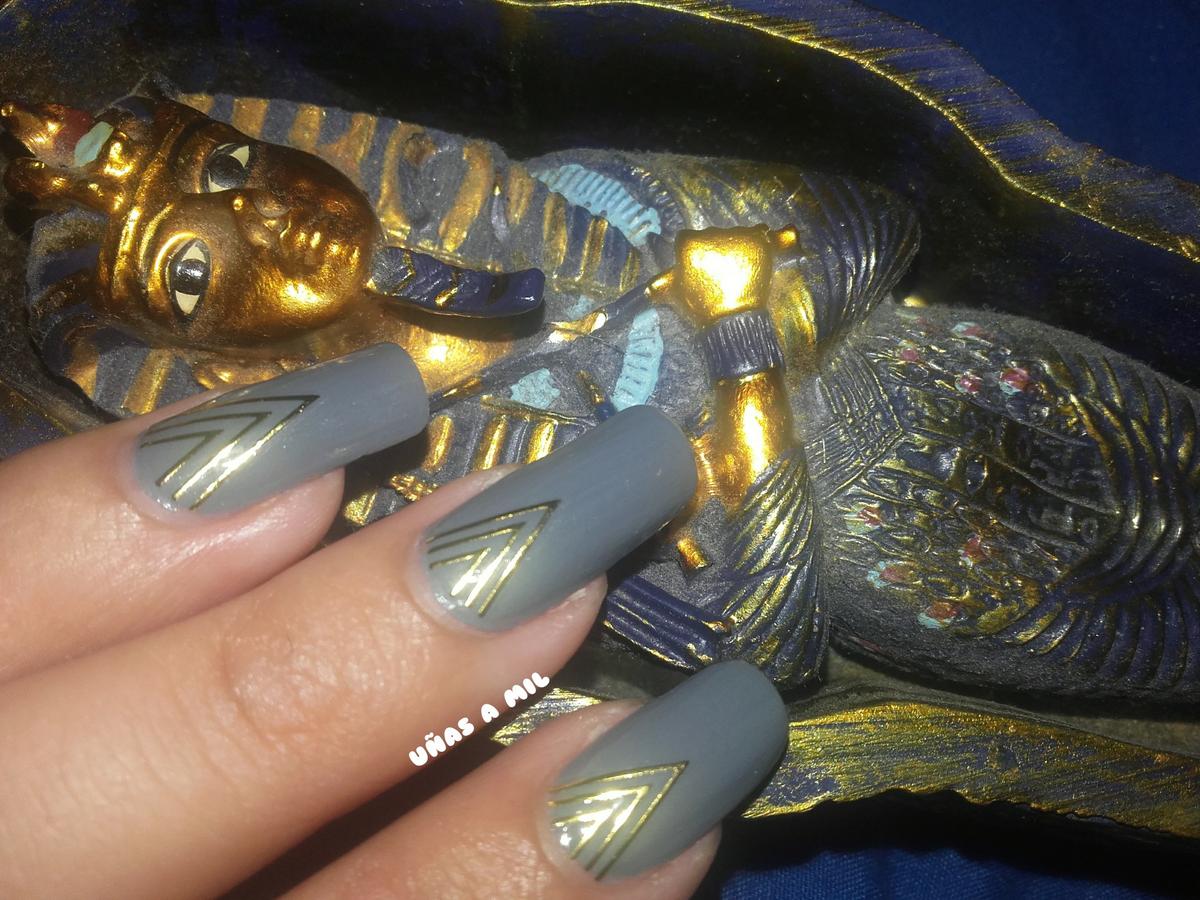 diseño_uñas_nail_art_gris_dorado_piramidal_egipcio_egipto_pegatinas_born_pretty_store_colaboración (3)