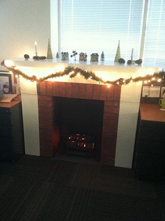 chimenea con troncos