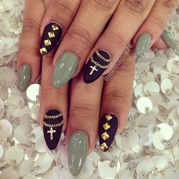 accesorios dorados en uñas negras