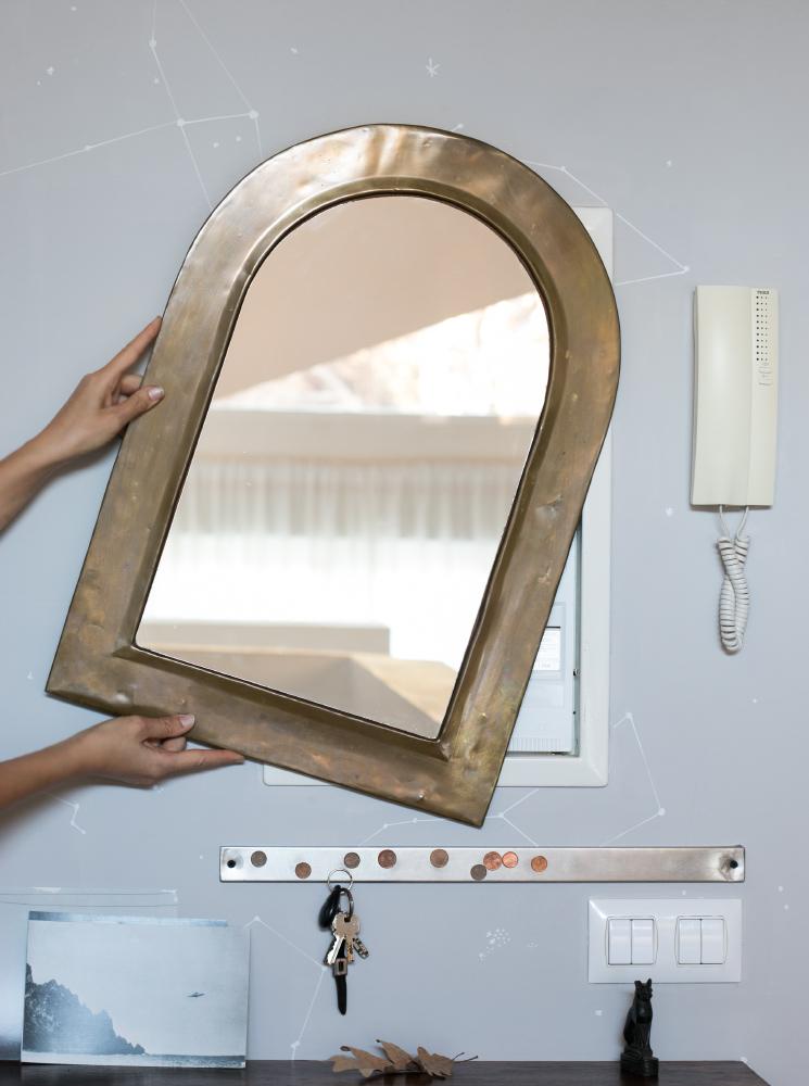 colocar un espejo para tapar el cuadro de la luz