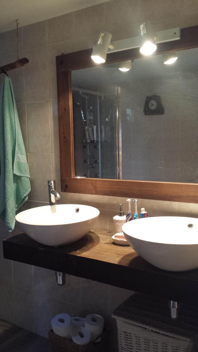 Baño rustico - LAvabos con luz