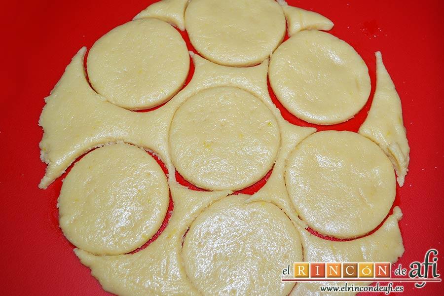 Perrunillas, extender la masa e ir sacando círculos con un cortapastas