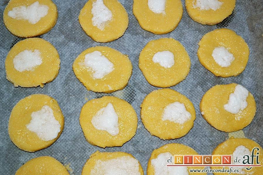 Perrunillas, pasar por azúcar y poner en bandeja de horno