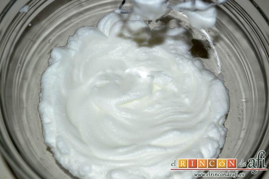 Perrunillas, batir una clara bien fría a punto de nieve
