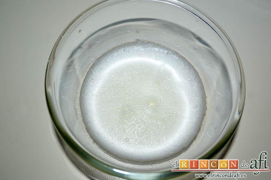 Perrunillas, batir al otra clara hasta que quede solamente espumosa