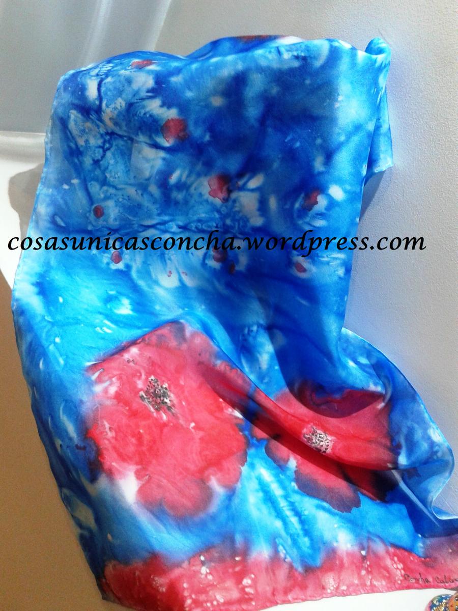 Fular de seda pintado a mano en tonos azules y rojos