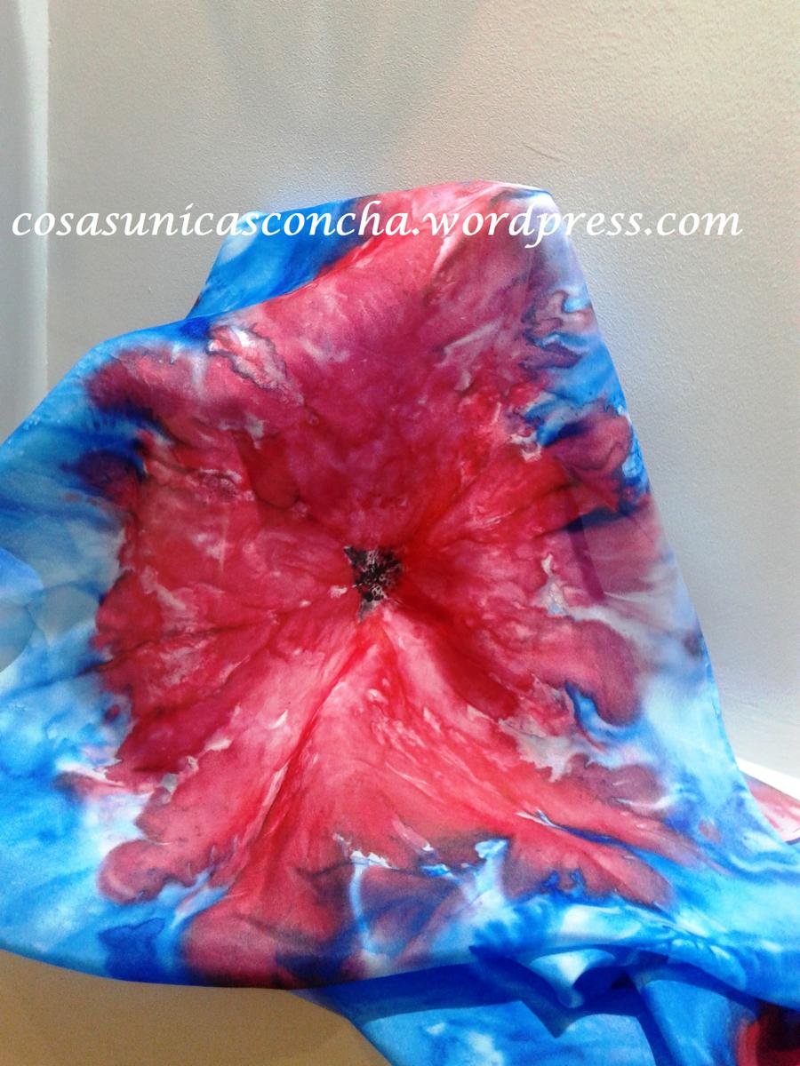 Fular de seda pintado en tonos azul y rojo