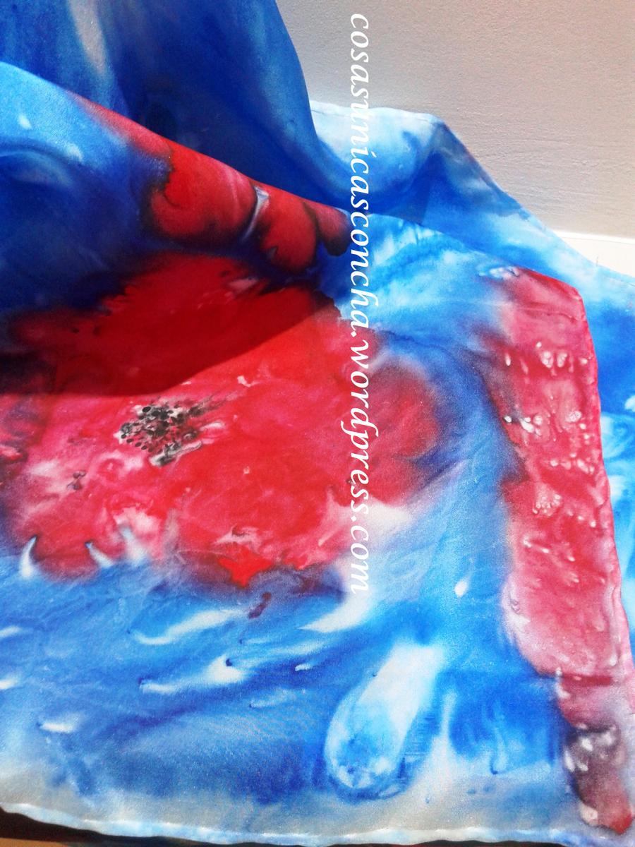 Fular de seda pintado con colores rojo y azul