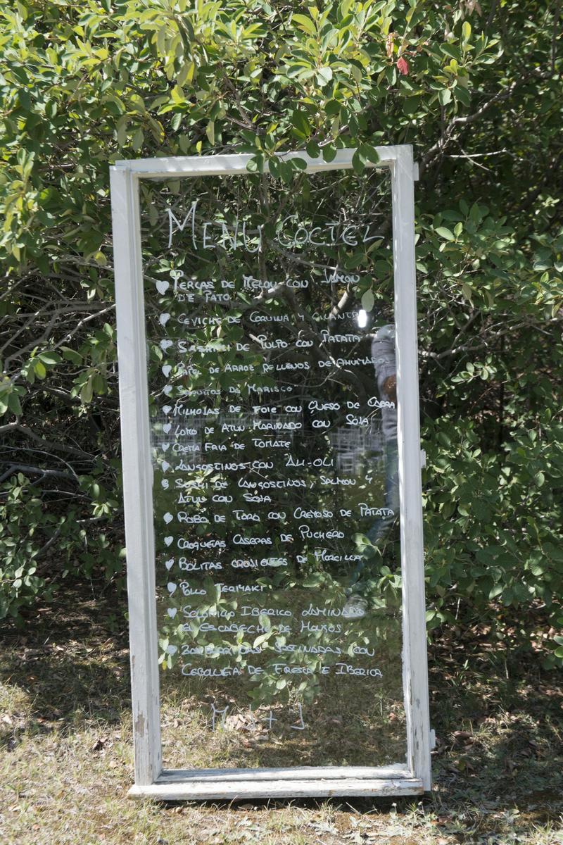 colores-de-boda-45-organizacion-bodas-ventana-antigua-menu-coctel