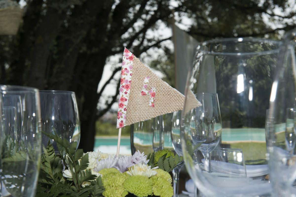 colores-de-boda-92-organizacion-bodas-centro-de-mesa-mesero-arpillera