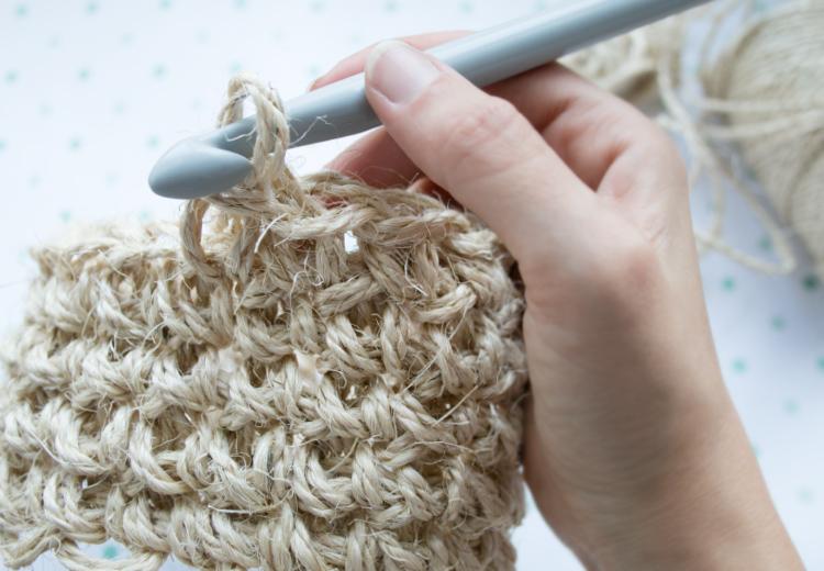 tejiendo sisal en espiral