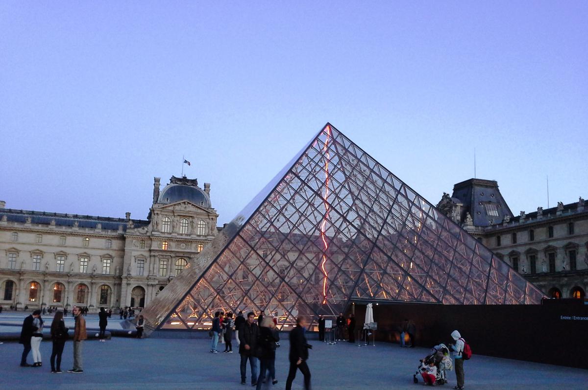Pirámide del Louvre