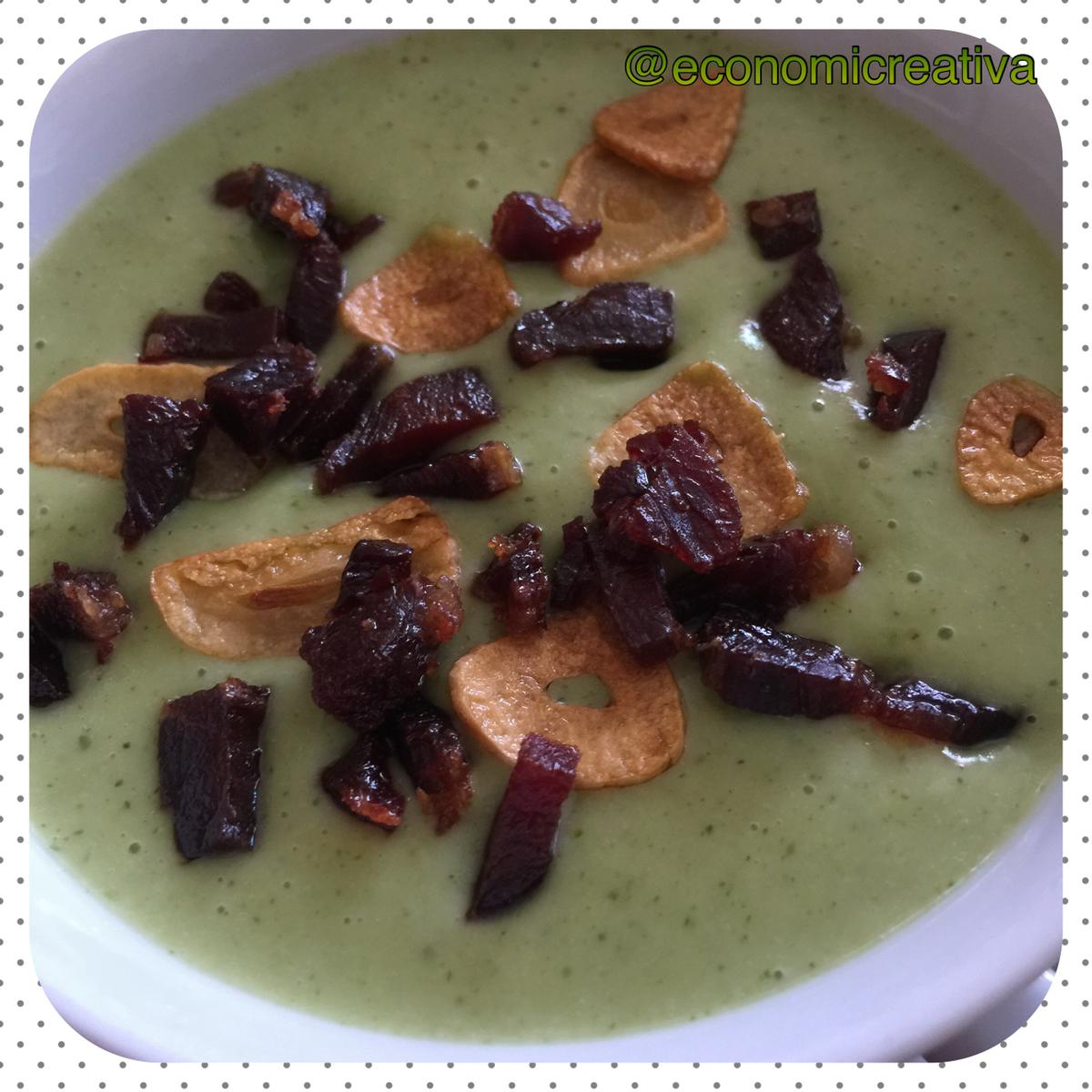 Crema de brócoli con chips de ajo