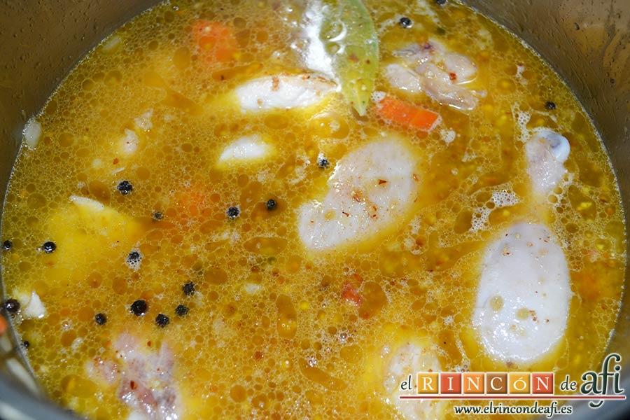 Pollo con salsa de almendras, cubrir con agua y dejar guisar 15 minutos desde que empieza la olla a sonar