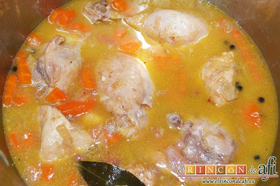 Pollo con salsa de almendras, abrir la olla