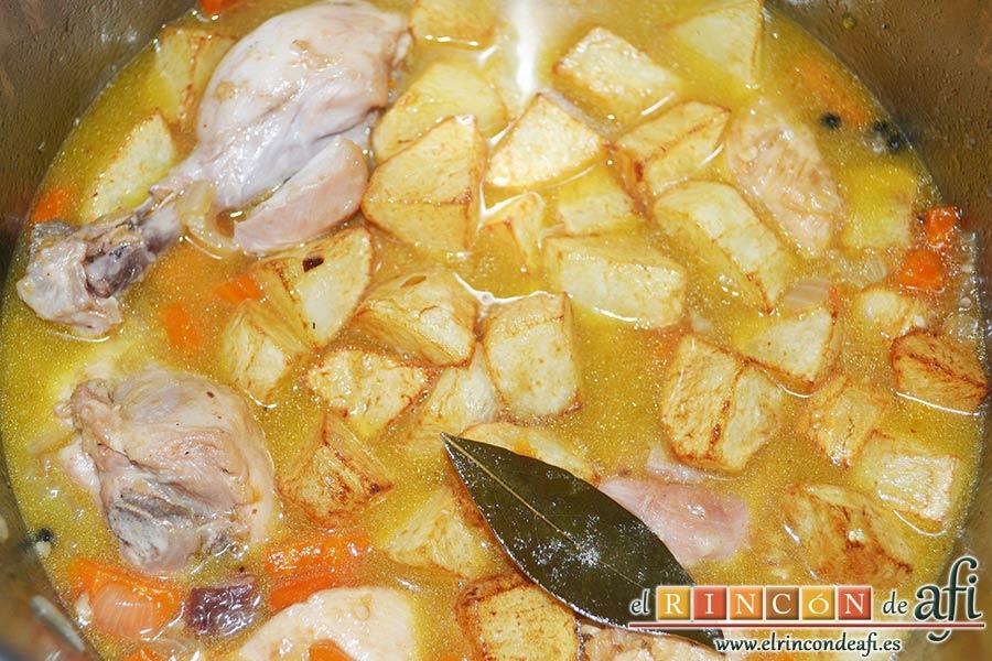 Pollo con salsa de almendras, añadir las papas fritas en cuadritos