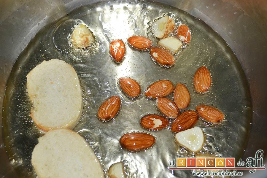 Pollo con salsa de almendras, añadir el pan y las almendras