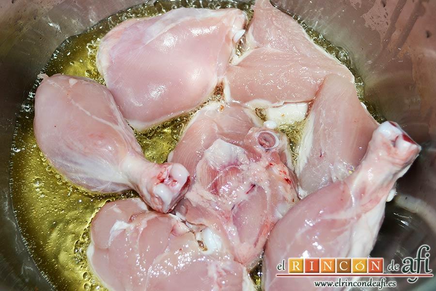 Pollo con salsa de almendras, en la misma olla poner el pollo salpimentado