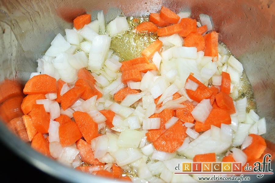Pollo con salsa de almendras, añadir a la olla las cebollas y zanahorias troceadas